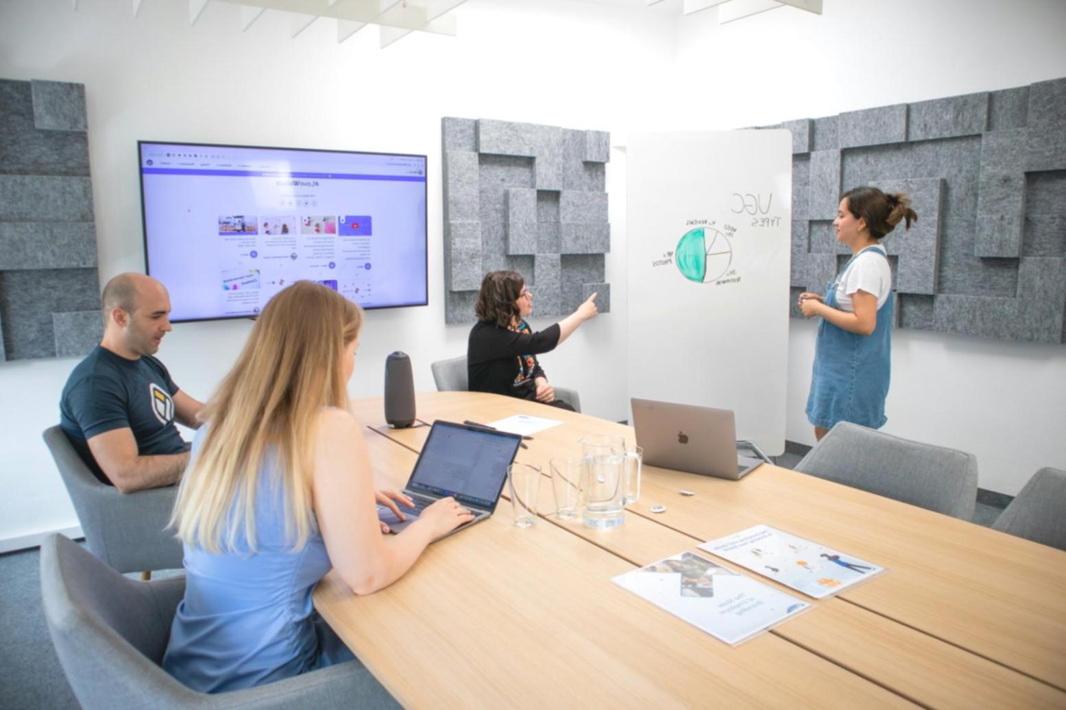 Büro mit Finanzunterlagen und Laptops bei der Arbeit
