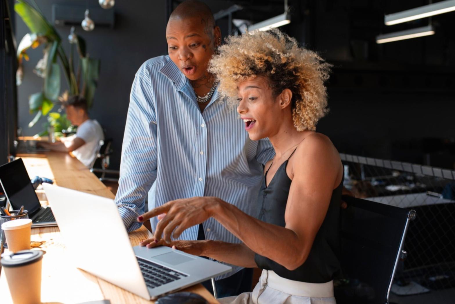 Notizblock mit handgeschriebenen Finanzzielen