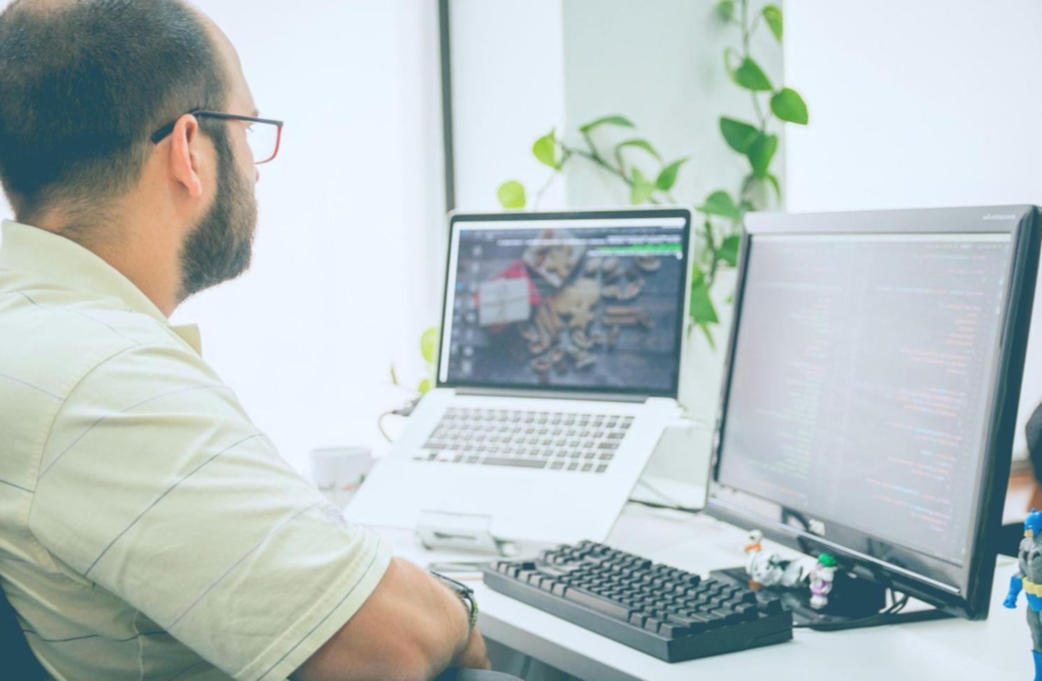 Budgetplanung am Laptop mit Finanzunterlagen