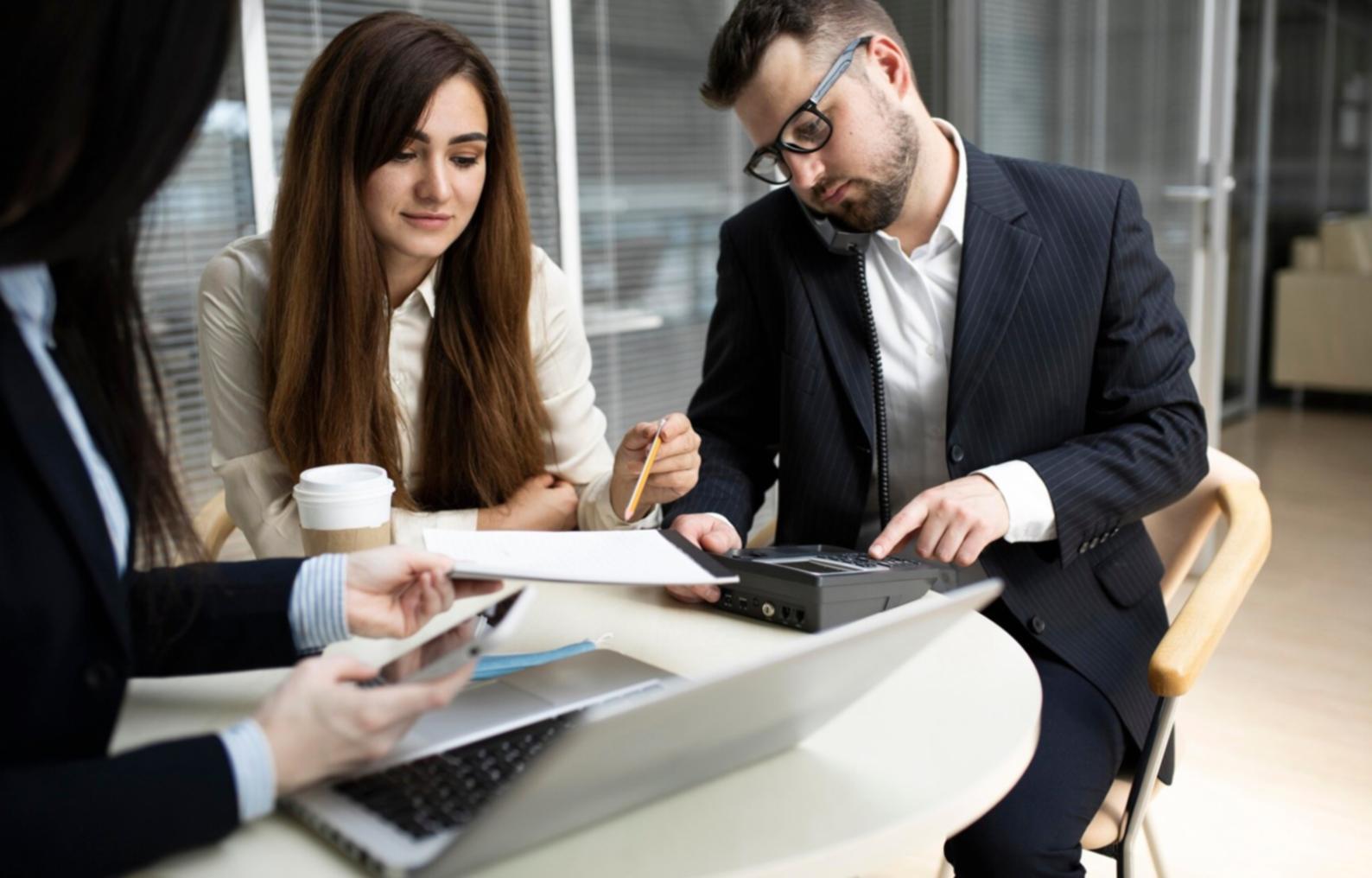 Moderne Büroumgebung für Finanzverwaltung