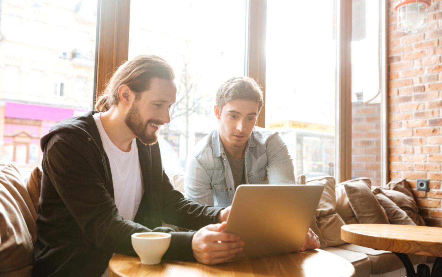 Kreditkarten und Rechnungen auf Schreibtisch