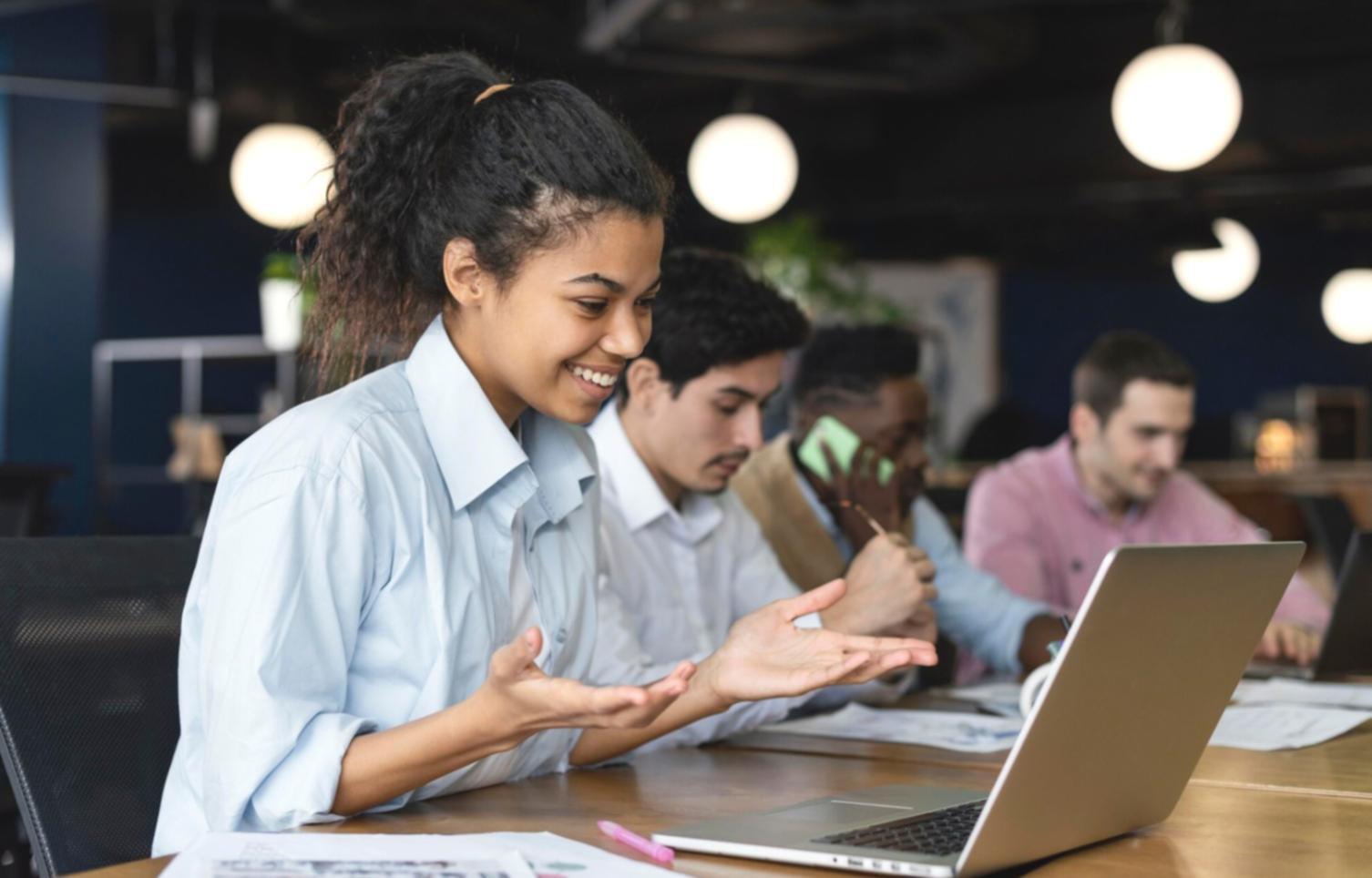 Übersichtliche Finanzplanung am Schreibtisch